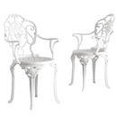 2 scaune exterior albe SICILY evidențiind designul ergonomic, materialul durabil și structura rezistentă la intemperii. Ideal pentru spații exterioare precum terase, grădini și cafenele.