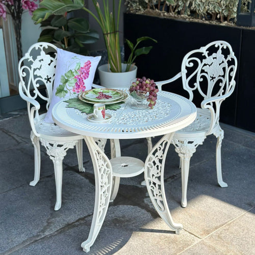 Set de mobilier exterior alb cu doua scaune SICILY și o masă, ideal pentru terase, grădini, cafenele și restaurante. Design elegant, material rezistent la intemperii, protecție UV și durabilitate sporită. Set de mobilier exterior alb cu doua scaune SICILY și o masă, ideal pentru terase, grădini, cafenele și restaurante. Design elegant, material rezistent la intemperii, protecție UV și durabilitate sporită.