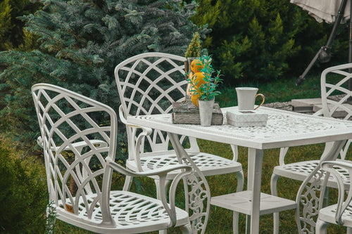 Set de mobilier exterior cu doua scaune albe și o masă SARDEGNA, ideal pentru terase, grădini, cafenele și restaurante. Design elegant, material rezistent la intemperii, protecție UV și durabilitate sporită. Set de mobilier exterior cu doua scaune albe și o masă SARDEGNA, ideal pentru terase, grădini, cafenele și restaurante. Design elegant, material rezistent la intemperii, protecție UV și durabilitate sporită.