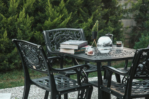 Set de mobilier exterior cu trei scaune negre  și o masă SARDEGNA, ideal pentru terase, grădini, cafenele și restaurante. Design elegant, material rezistent la intemperii, protecție UV și durabilitate sporită. Set de mobilier exterior cu trei scaune negre  și o masă SARDEGNA, ideal pentru terase, grădini, cafenele și restaurante. Design elegant, material rezistent la intemperii, protecție UV și durabilitate sporită.