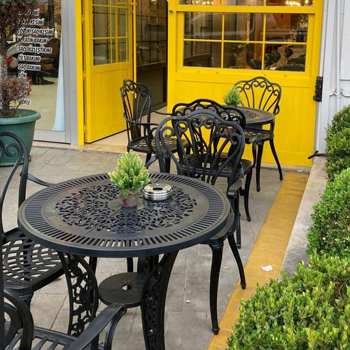 Set de mobilier exterior negru scaune SARDEGNA și o masă, ideal pentru terase, grădini, cafenele și restaurante. Design elegant, material rezistent la intemperii, protecție UV și durabilitate sporită. Set de mobilier exterior negru scaune SARDEGNA și o masă, ideal pentru terase, grădini, cafenele și restaurante. Design elegant, material rezistent la intemperii, protecție UV și durabilitate sporită.