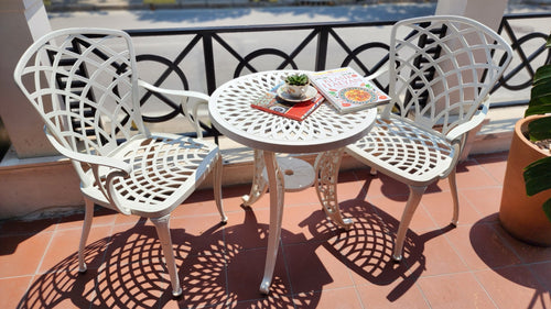 2 Scaune PALERMO si masă alba SARDEGNA, ideal pentru terase, grădini, cafenele și restaurante. Design elegant, material rezistent la intemperii, protecție UV și durabilitate sporită. 