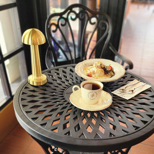 Scaun si masă negru SARDEGNA, ideal pentru terase, grădini, cafenele și restaurante. Design elegant, material rezistent la intemperii, protecție UV și durabilitate sporită.