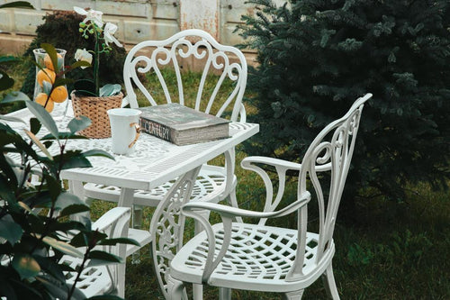 Scaune si masă alba SARDEGNA, ideal pentru terase, grădini, cafenele și restaurante. Design elegant, material rezistent la intemperii, protecție UV și durabilitate sporită.