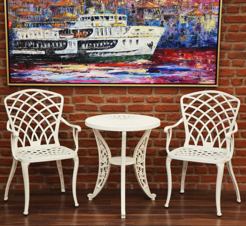 Set de mobilier Masa rotunda exterior albe SARDEGNA, cu doua scaune și o masă evidențiind designul ergonomic, materialul durabil și structura rezistentă la intemperii. Ideal pentru spații exterioare precum terase, grădini și cafenele.