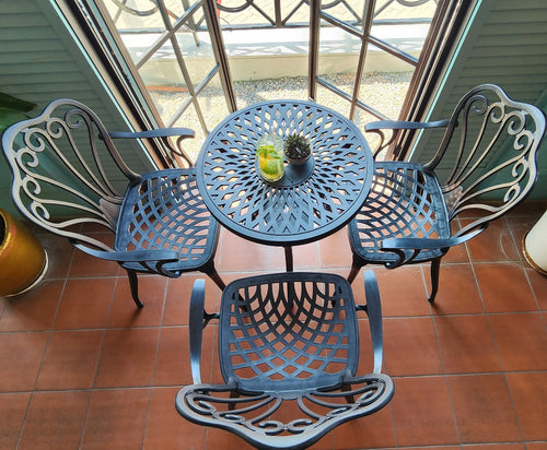 Set de mobilier Masa rotunda exterior negre SARDEGNA, cu trei scaune și o masă evidențiind designul ergonomic, materialul durabil și structura rezistentă la intemperii. Ideal pentru spații exterioare precum terase, grădini și cafenele.