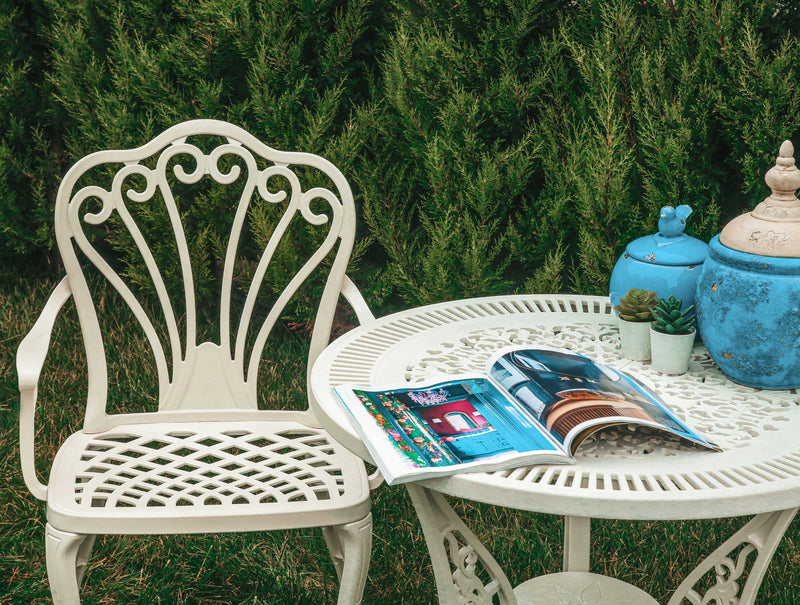 Set de mobilier exterior alb cu o scaun  SARDEGNA și o masă, ideal pentru terase, grădini, cafenele și restaurante. Design elegant, material rezistent la intemperii, protecție UV și durabilitate sporită.