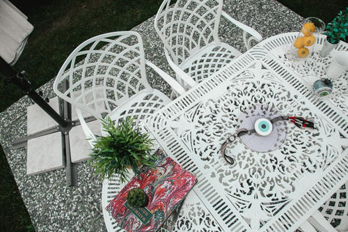 Set de mobilier exterior cu doua scaune albe  și o masă ovală SARDEGNA, ideal pentru terase, grădini, cafenele și restaurante. Design elegant, material rezistent la intemperii, protecție UV și durabilitate sporită.