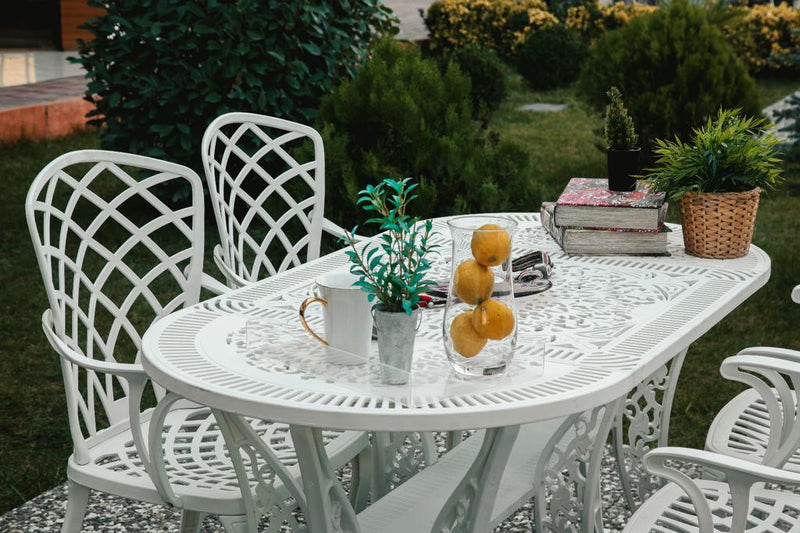 Set de mobilier exterior cu doua scaune albe  și o masă ovală SARDEGNA, ideal pentru terase, grădini, cafenele și restaurante. Design elegant, material rezistent la intemperii, protecție UV și durabilitate sporită.