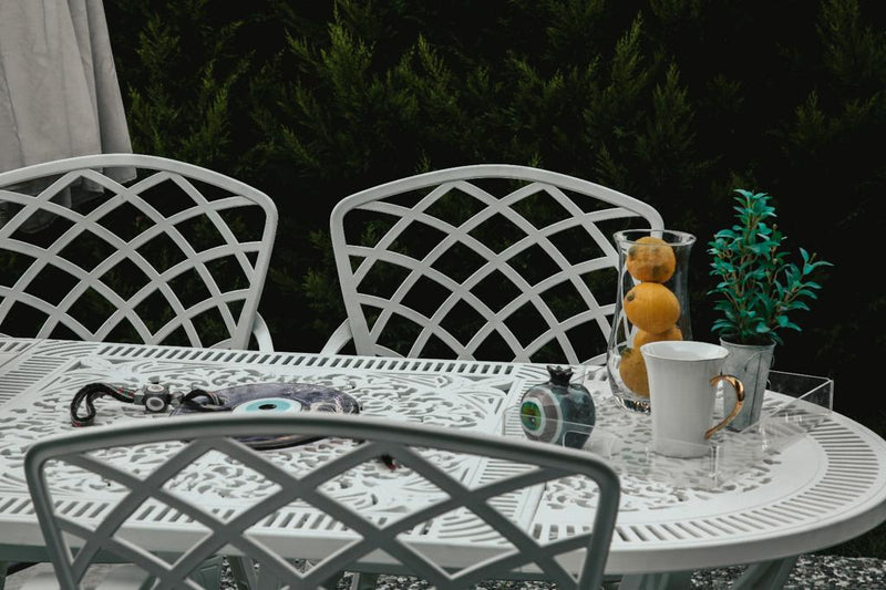 Set de mobilier exterior cu doua scaune albe și o masă ovală SARDEGNA, ideal pentru terase, grădini, cafenele și restaurante. Design elegant, material rezistent la intemperii, protecție UV și durabilitate sporită.