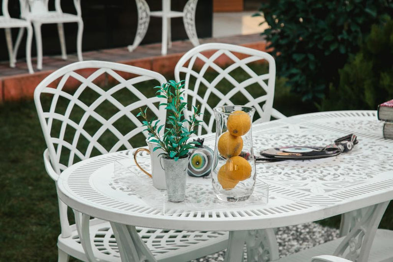 Set de mobilier exterior cu doua scaune albe  și o masă ovală SARDEGNA, ideal pentru terase, grădini, cafenele și restaurante. Design elegant, material rezistent la intemperii, protecție UV și durabilitate sporită.
