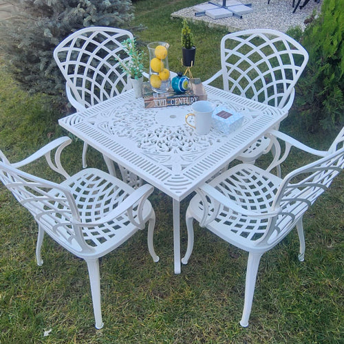 Set de mobilier exterior cu patru scaune albe  și o masă SARDEGNA, ideal pentru terase, grădini, cafenele și restaurante. Design elegant, material rezistent la intemperii, protecție UV și durabilitate sporită.