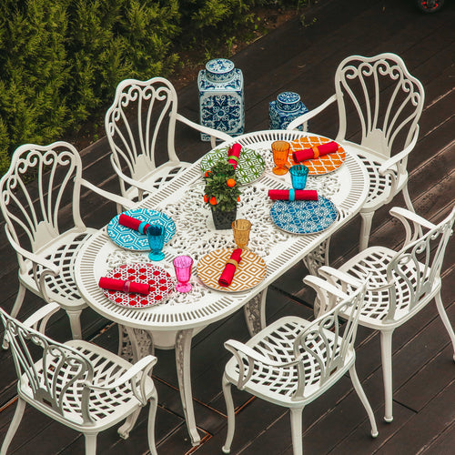 Set de mobilier exterior albe cu sase scaune SARDEGNA și o masă, ideal pentru terase, grădini, cafenele și restaurante. Design elegant, material rezistent la intemperii, protecție UV și durabilitate sporită.