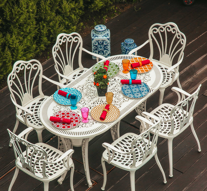 Set de mobilier exterior albe cu sase scaune SARDEGNA și o masă, ideal pentru terase, grădini, cafenele și restaurante. Design elegant, material rezistent la intemperii, protecție UV și durabilitate sporită.