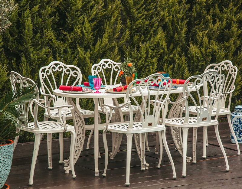 Set de mobilier exterior albe cu sase scaune SARDEGNA și o masă, ideal pentru terase, grădini, cafenele și restaurante. Design elegant, material rezistent la intemperii, protecție UV și durabilitate sporită.