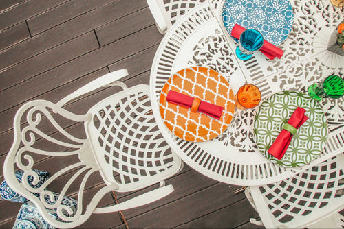 Set de mobilier exterior albe cu trei scaune SARDEGNA și o masă, ideal pentru terase, grădini, cafenele și restaurante. Design elegant, material rezistent la intemperii, protecție UV și durabilitate sporită.