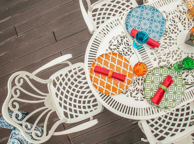 Set de mobilier exterior albe cu trei scaune SARDEGNA și o masă, ideal pentru terase, grădini, cafenele și restaurante. Design elegant, material rezistent la intemperii, protecție UV și durabilitate sporită.