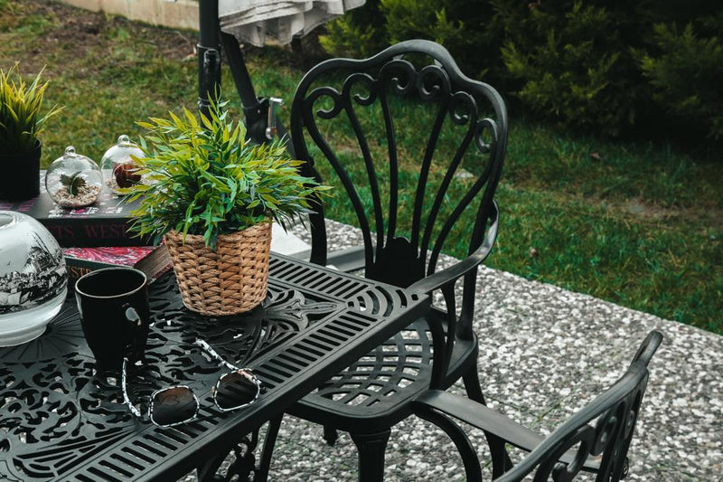 Set de mobilier exterior negre cu doua scaune SARDEGNA și o masă, ideal pentru terase, grădini, cafenele și restaurante. Design elegant, material rezistent la intemperii, protecție UV și durabilitate sporită.