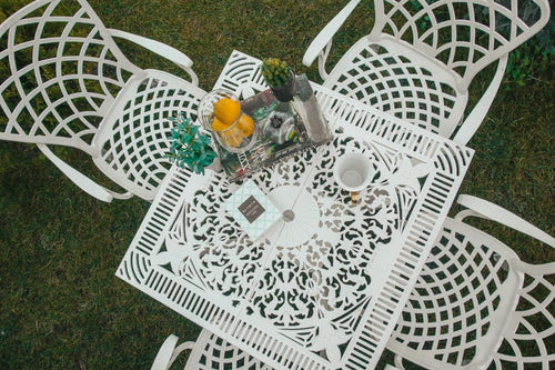 Set de mobilier exterior cu patru scaune albe  și o masă SARDEGNA, ideal pentru terase, grădini, cafenele și restaurante. Design elegant, material rezistent la intemperii, protecție UV și durabilitate sporită.