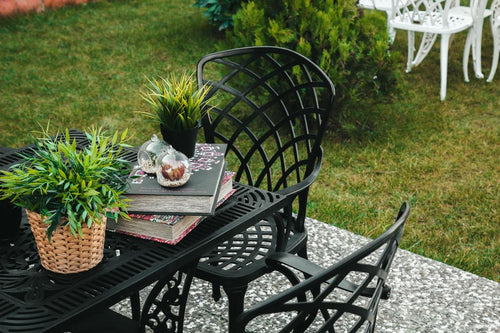 Set de mobilier exterior cu scaune negre  și o masă SARDEGNA, ideal pentru terase, grădini, cafenele și restaurante. Design elegant, material rezistent la intemperii, protecție UV și durabilitate sporită.