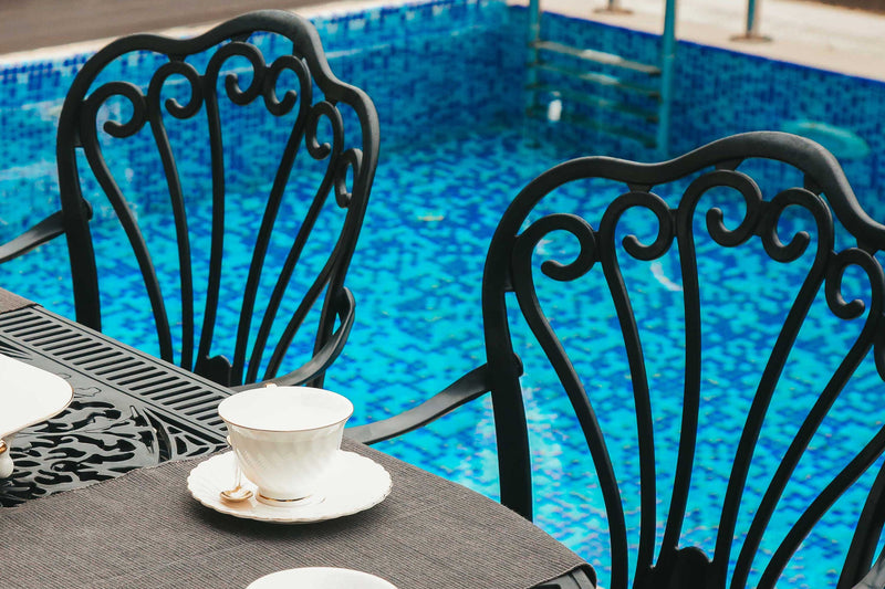 Set de mobilier exterior negre cu doua scaune SARDEGNA și o masă, ideal pentru terase, grădini, cafenele și restaurante. Design elegant, material rezistent la intemperii, protecție UV și durabilitate sporită.