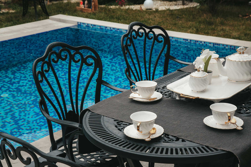 Set de mobilier exterior negre cu doua scaune SARDEGNA și o masă, ideal pentru terase, grădini, cafenele și restaurante. Design elegant, material rezistent la intemperii, protecție UV și durabilitate sporită.