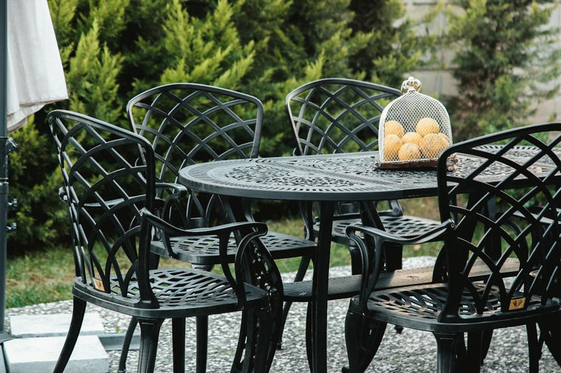 Set de mobilier exterior cu patru scaune negre  și o masă ovală SARDEGNA, ideal pentru terase, grădini, cafenele și restaurante. Design elegant, material rezistent la intemperii, protecție UV și durabilitate sporită.