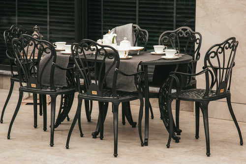 Set de mobilier exterior negre cu sase scaune SARDEGNA și o masă, ideal pentru terase, grădini, cafenele și restaurante. Design elegant, material rezistent la intemperii, protecție UV și durabilitate sporită.