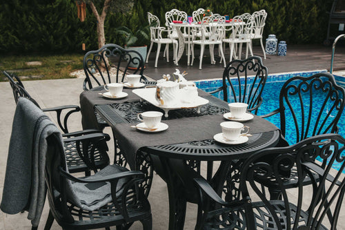 Set de mobilier exterior negre cu sase scaune SARDEGNA și o masă, ideal pentru terase, grădini, cafenele și restaurante. Design elegant, material rezistent la intemperii, protecție UV și durabilitate sporită.