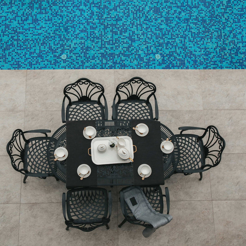 Set de mobilier exterior negre cu sase scaune SARDEGNA și o masă, ideal pentru terase, grădini, cafenele și restaurante. Design elegant, material rezistent la intemperii, protecție UV și durabilitate sporită.