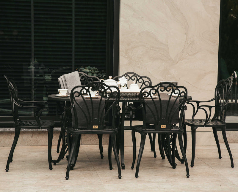 Set de mobilier exterior negre cu sase scaune SARDEGNA și o masă, ideal pentru terase, grădini, cafenele și restaurante. Design elegant, material rezistent la intemperii, protecție UV și durabilitate sporită.