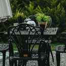 Set de mobilier exterior negre cu scaune SARDEGNA și o masă, ideal pentru terase, grădini, cafenele și restaurante. Design elegant, material rezistent la intemperii, protecție UV și durabilitate sporită.