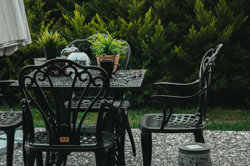 Set de mobilier exterior negre cu scaune SARDEGNA și o masă, ideal pentru terase, grădini, cafenele și restaurante. Design elegant, material rezistent la intemperii, protecție UV și durabilitate sporită.