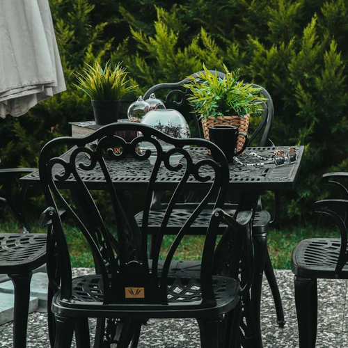 Set de mobilier exterior negre cu scaune SARDEGNA și o masă, ideal pentru terase, grădini, cafenele și restaurante. Design elegant, material rezistent la intemperii, protecție UV și durabilitate sporită.
