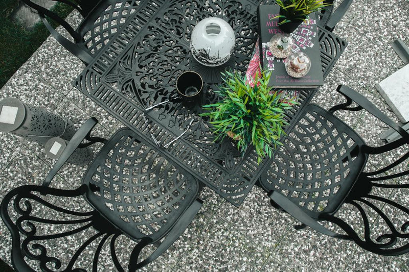 Set de mobilier exterior negre cu scaune SARDEGNA și o masă, ideal pentru terase, grădini, cafenele și restaurante. Design elegant, material rezistent la intemperii, protecție UV și durabilitate sporită.