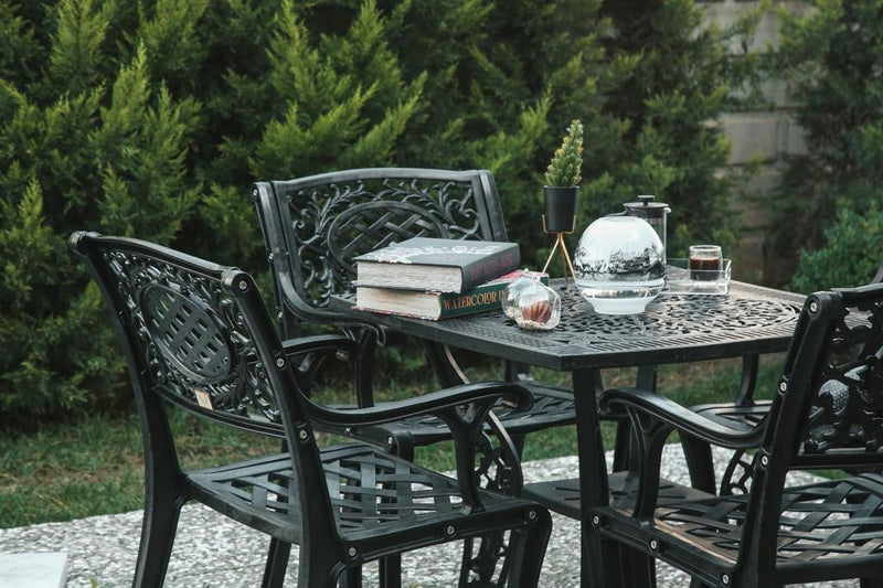Set de mobilier exterior cu trei scaune negre  și o masă SARDEGNA, ideal pentru terase, grădini, cafenele și restaurante. Design elegant, material rezistent la intemperii, protecție UV și durabilitate sporită.