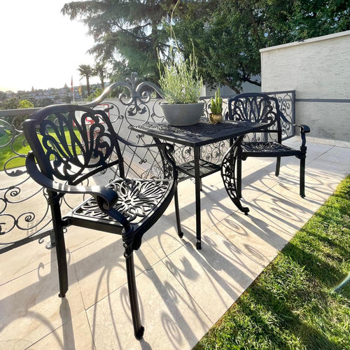 Set de mobilier exterior negru cu 2 scaune CAPRI și o masă, ideal pentru terase, grădini, cafenele și restaurante. Design elegant, material rezistent la intemperii, protecție UV și durabilitate sporită.