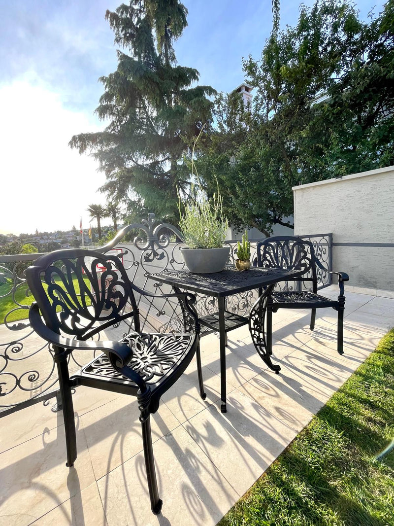 Set de mobilier exterior negru cu 2 scaune CAPRI și o masă, ideal pentru terase, grădini, cafenele și restaurante. Design elegant, material rezistent la intemperii, protecție UV și durabilitate sporită.