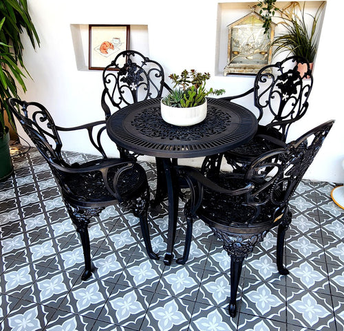 Set de mobilier exterior negru cu patru scaune SICILY și o masă, ideal pentru terase, grădini, cafenele și restaurante. Design elegant, material rezistent la intemperii, protecție UV și durabilitate sporită.