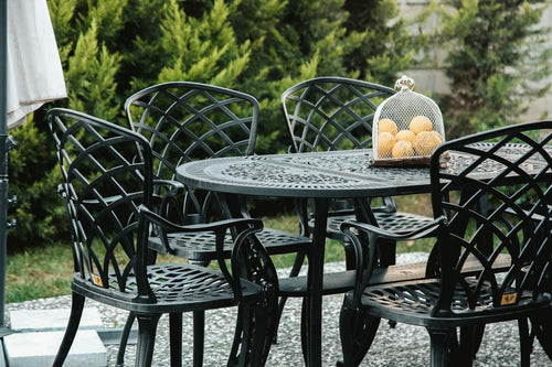 Set de mobilier exterior negru cu patru scaune PALERMO și o masă, ideal pentru terase, grădini, cafenele și restaurante. Design elegant, material rezistent la intemperii, protecție UV și durabilitate sporită.