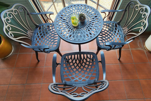 Set de mobilier exterior negru cu scaune SARDEGNA și o masă, ideal pentru terase, grădini, cafenele și restaurante. Design elegant, material rezistent la intemperii, protecție UV și durabilitate sporită.