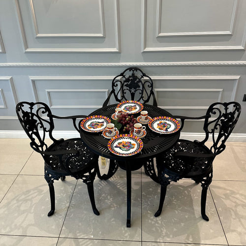 Set de mobilier exterior negru cu trei scaune SICILY și o masă, ideal pentru terase, grădini, cafenele și restaurante. Design elegant, material rezistent la intemperii, protecție UV și durabilitate sporită.