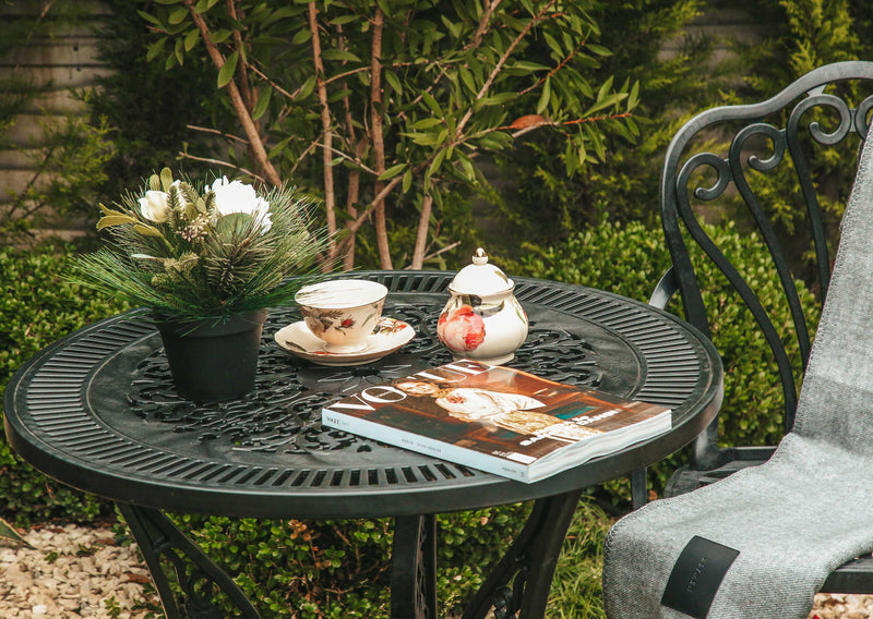 Set de mobilier exterior negru cu unu scaune SARDEGNA și o masă, ideal pentru terase, grădini, cafenele și restaurante. Design elegant, material rezistent la intemperii, protecție UV și durabilitate sporită.