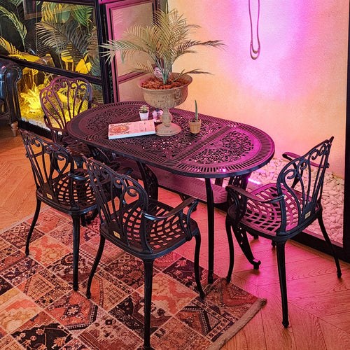 Set de scaune și o masă in cafenea, ideal pentru terase, grădini, cafenele și restaurante. Design elegant, material rezistent la intemperii, protecție UV și durabilitate sporită.