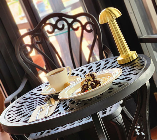 Set scaun SARDEGNA și o masă, ideal pentru terase, grădini, cafenele și restaurante. Design elegant, material rezistent la intemperii, protecție UV și durabilitate sporită.