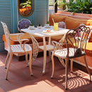 Set scaune și o masă alb SARDEGNA, ideal pentru terase, grădini, cafenele și restaurante. Design elegant, material rezistent la intemperii, protecție UV și durabilitate sporită.