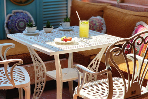 Set scaune și o masă alb SARDEGNA, ideal pentru terase, grădini, cafenele și restaurante. Design elegant, material rezistent la intemperii, protecție UV și durabilitate sporită.