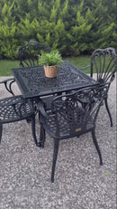 Set de mobilier exterior negru cu scaune SARDEGNA și masă, ideal pentru terase, grădini, cafenele și restaurante. Design elegant, material rezistent la intemperii, protecție UV și durabilitate sporită. 
