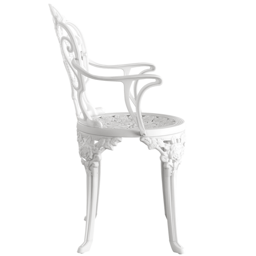 Scaun exterior alb SICILY fotografiat din lateral, evidențiind designul ergonomic, structura durabilă și materialul rezistent la intemperii. Ideal pentru terase, grădini, balcoane, cafenele și restaurante.