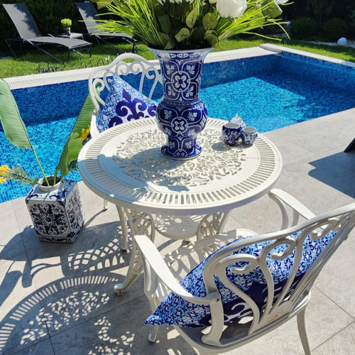 Set de mobilier exterior albe cu 2 scaune SARDEGNA și o masă, ideal pentru terase, grădini, cafenele și restaurante. Design elegant, material rezistent la intemperii, protecție UV și durabilitate sporită.